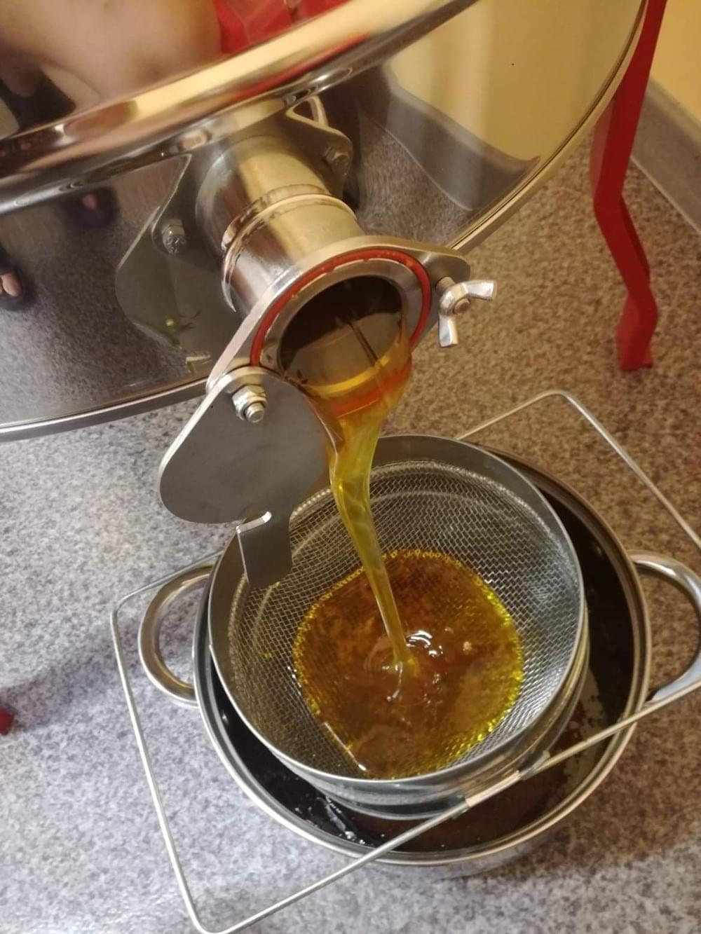 wylewający się miód z maszyny do przetwarzania miodu